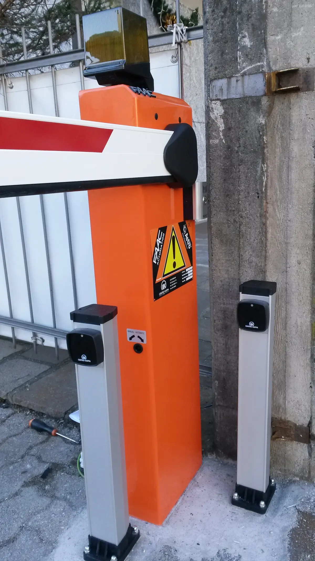 Barriera automatica con colonnine per le fotocellule di sicurezza