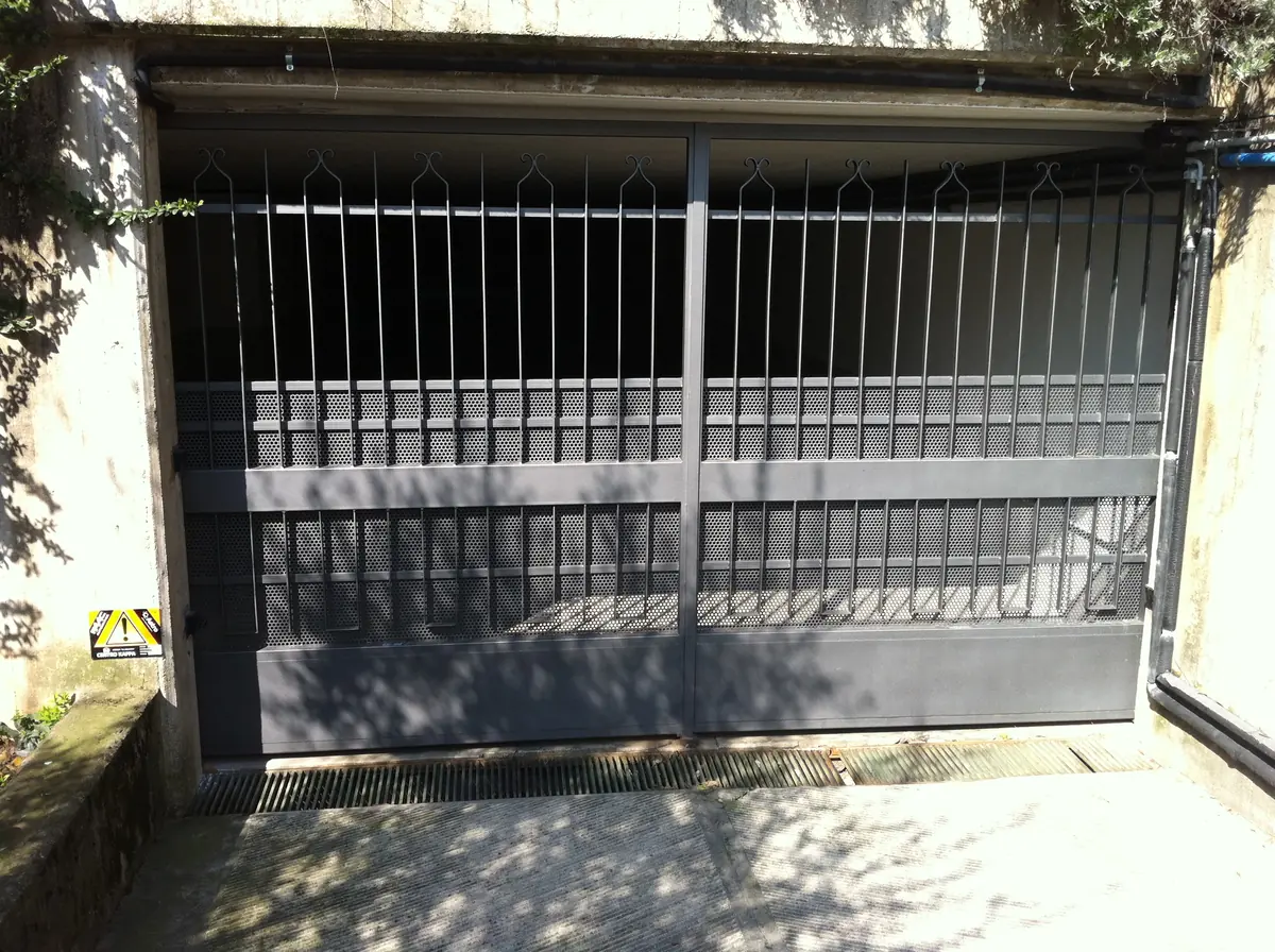 Cancello automatico a due ante all'ingresso di una rampa garage