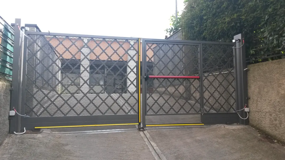 Cancello carraio con passaggio pedonale in rete metallica e automazione