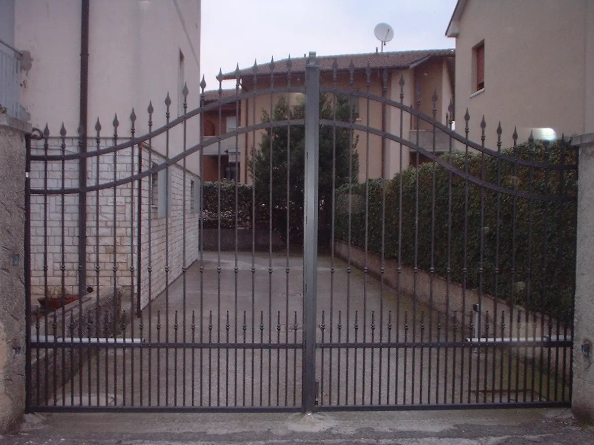 Cancello in ferro a due ante automatizzato all'ingresso di un cortile residenziale