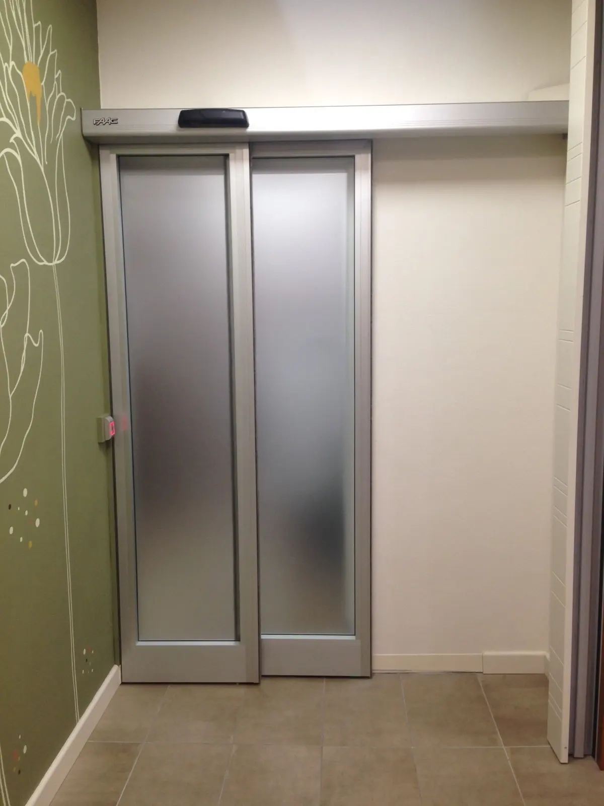 Porta automatica scorrevole a due ante in vetro satinato