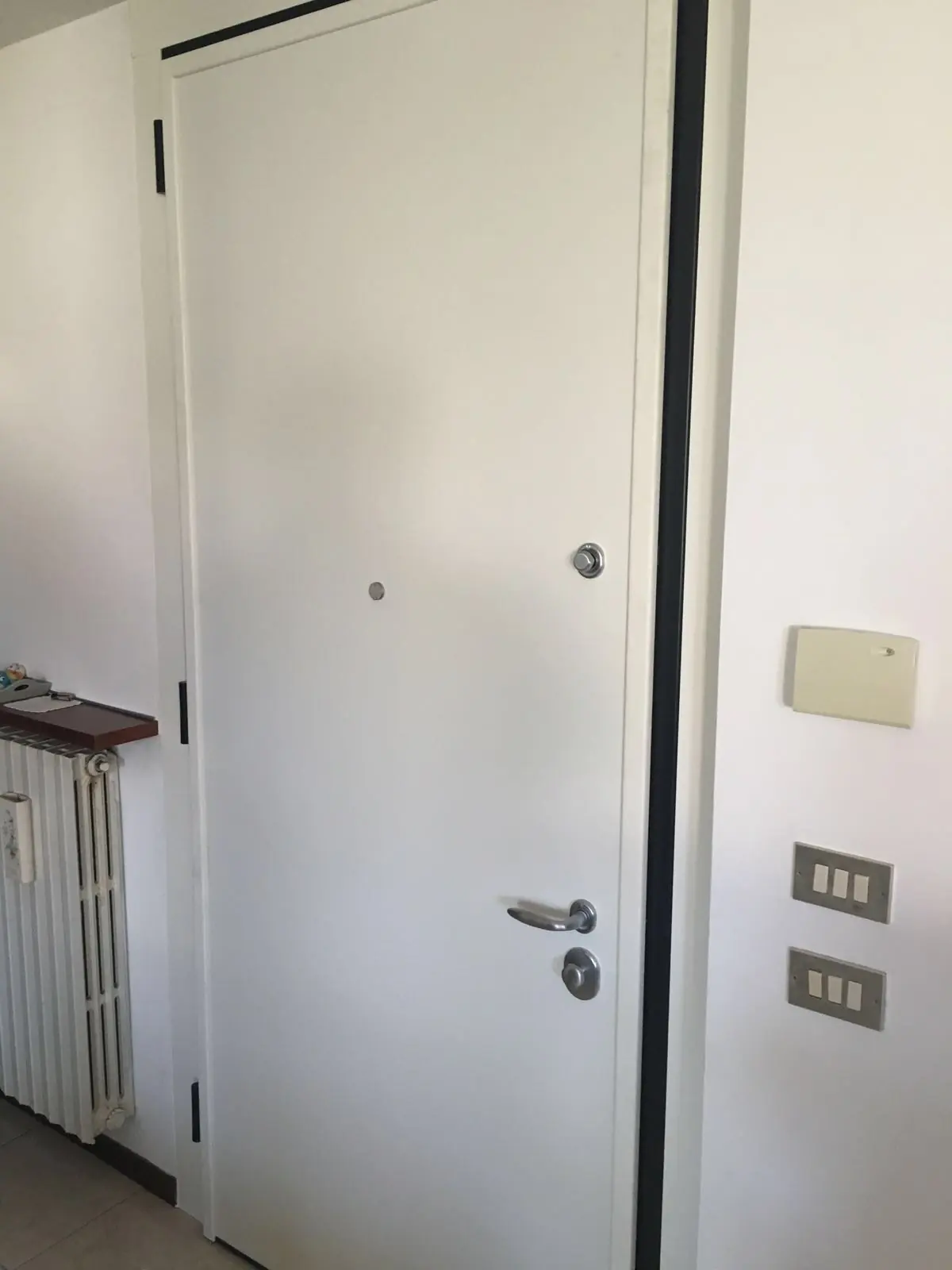 Porta blindata per appartamento con pannello interno bianco liscio