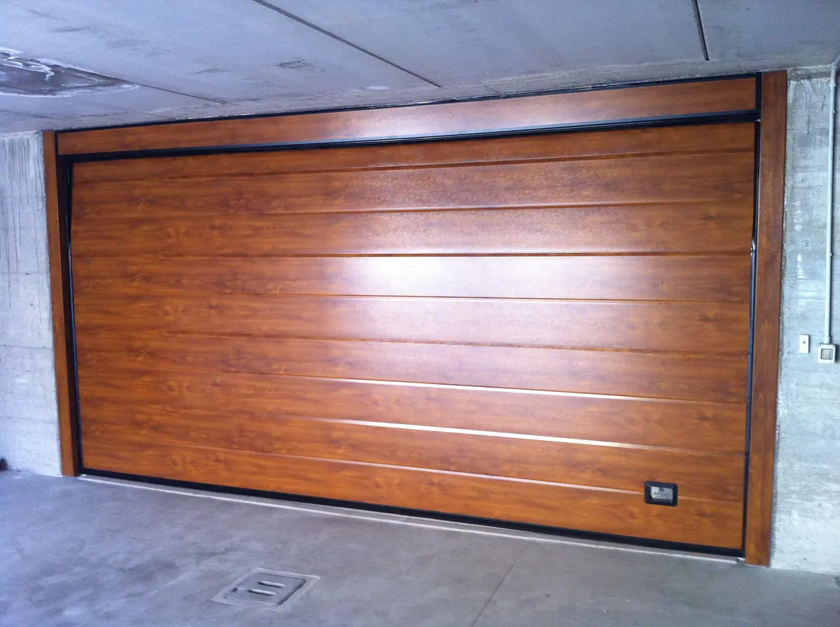 Portone sezionale effetto legno per un garage interrato