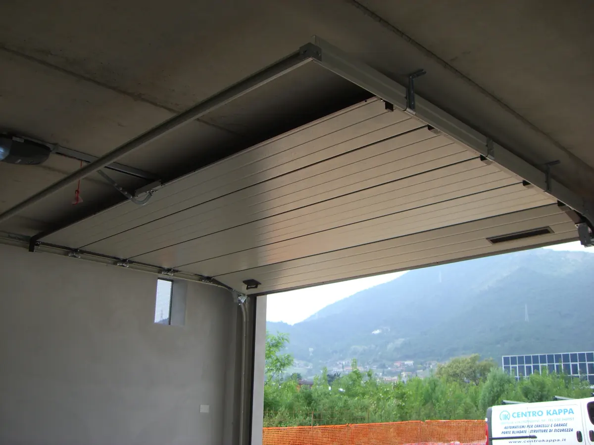 Portone sezionale aperto: i pannelli scorrono lungo le guide a soffitto